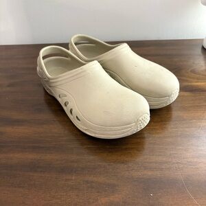 Sloggers Lightweight Beige Tan Croc Like Sandals Men’s 7 Womens 9